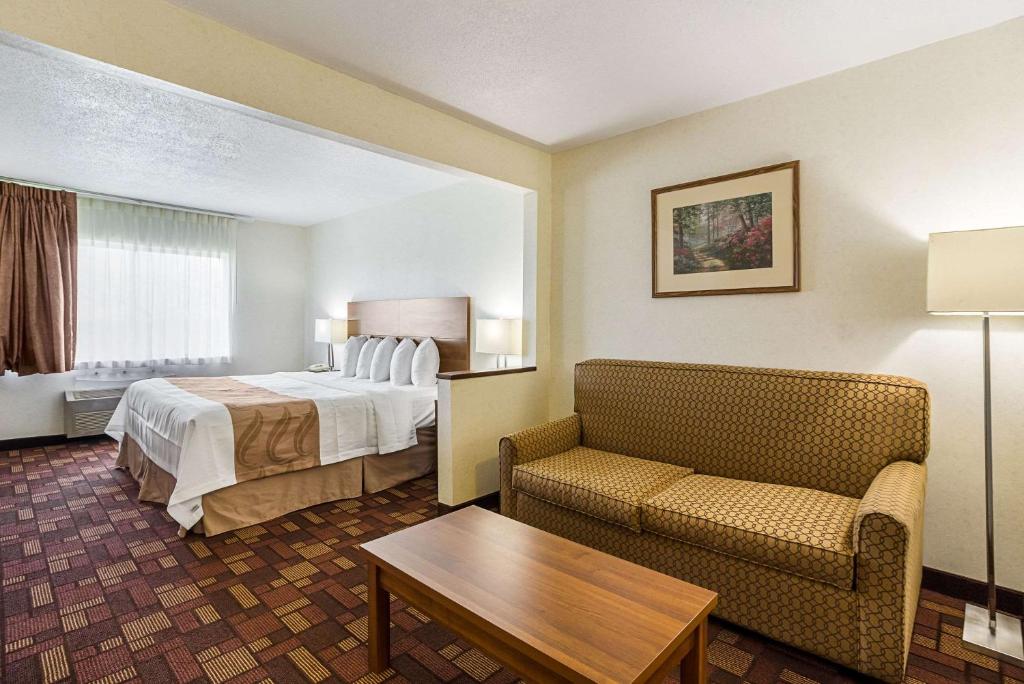 Econo Lodge - image 4