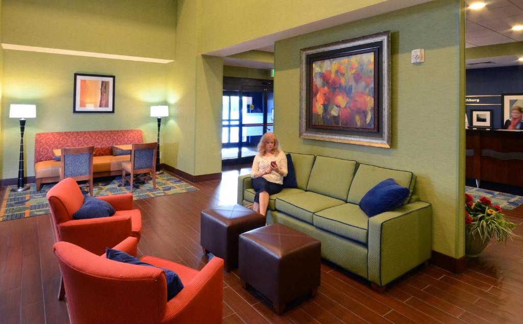 Hampton Inn and Suites Lynchburg - image 5