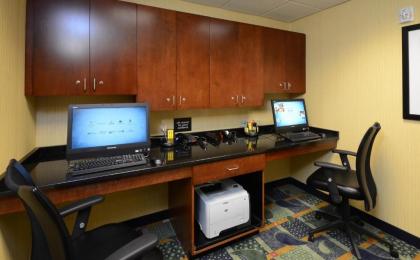 Hampton Inn and Suites Lynchburg - image 7