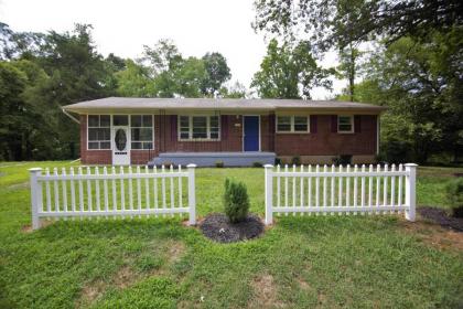 The Hidden Wooded Ranch - Close to LU Downtown and U of Lynchburg - 3BD-1BA