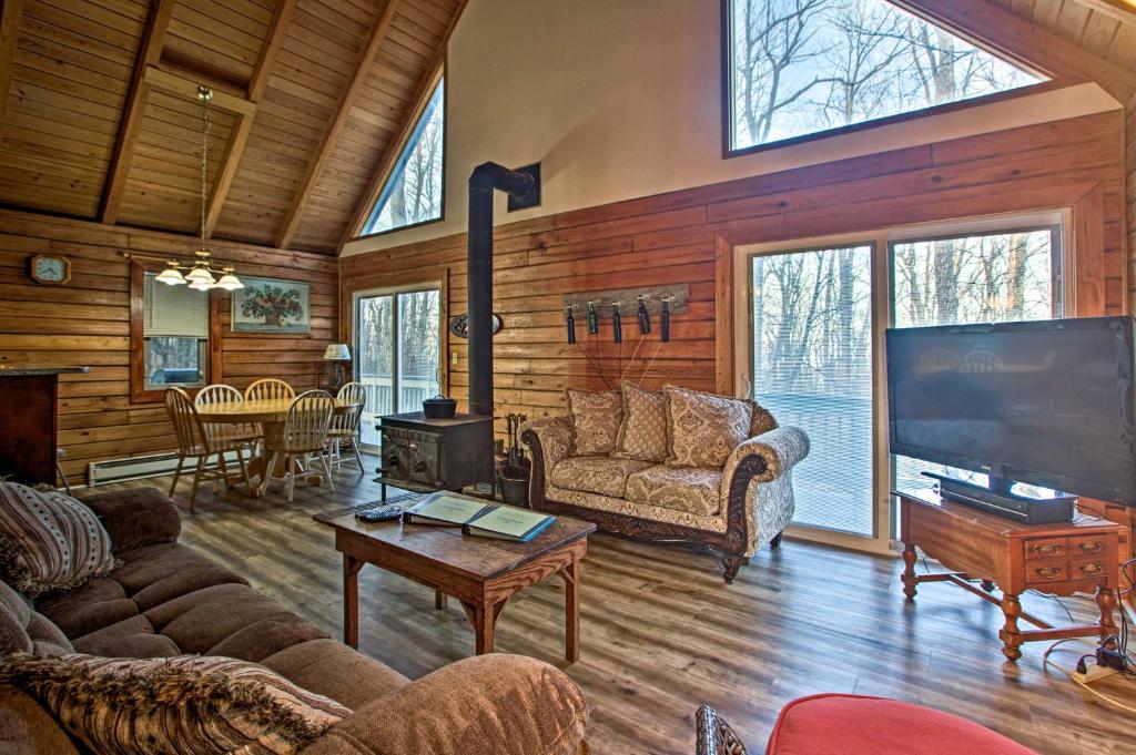 Wintergreen Home with Deck - Near Skiing and Hiking! - main image