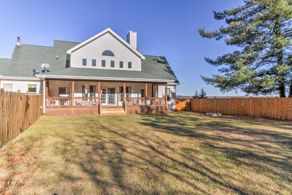 Serene Lyndon House with 2 Decks Fire Pit and Yard! - image 2