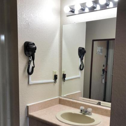 Americas Best Value Inn Lynnwood - image 11