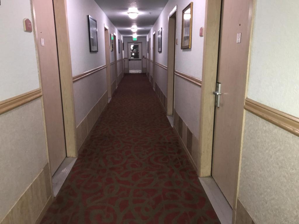 Americas Best Value Inn Lynnwood - image 7