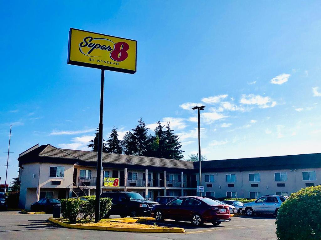 Super 8 by Wyndham Lynnwood - main image