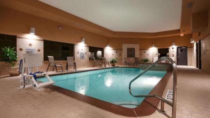 Best Western Plus Lytle Inn and Suites - image 12