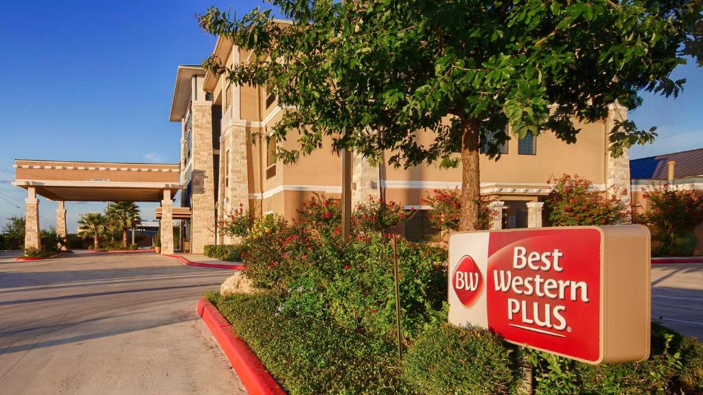 Best Western Plus Lytle Inn and Suites - image 6