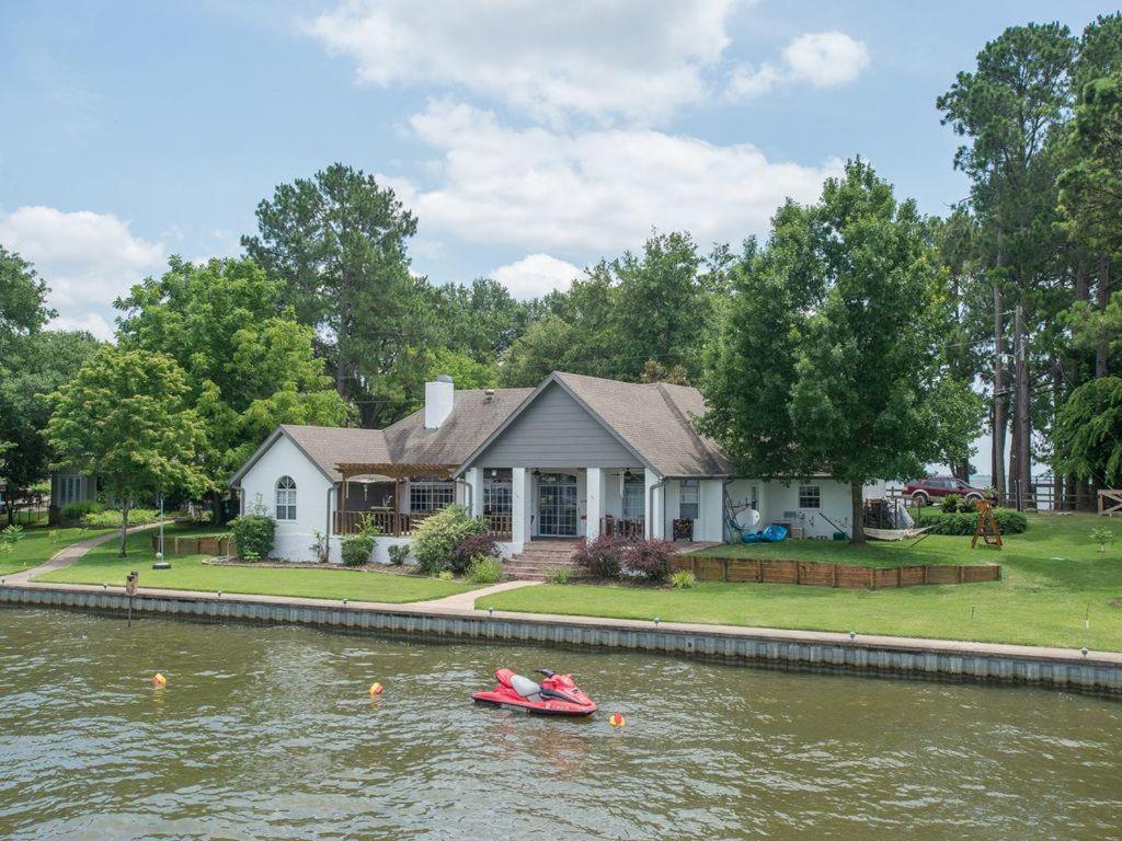 Sunset Point - 4 Bedroom Lake House - main image