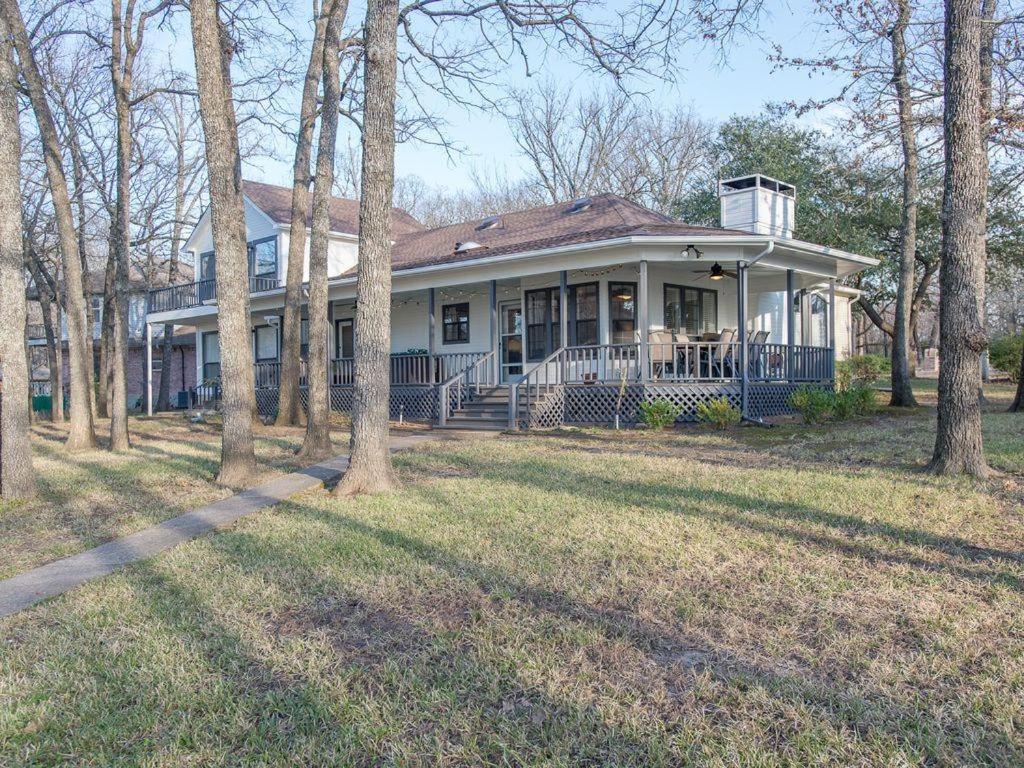 Porch Grove - Southern Charm at it's Finest on Cedar Creek Lake - image 5