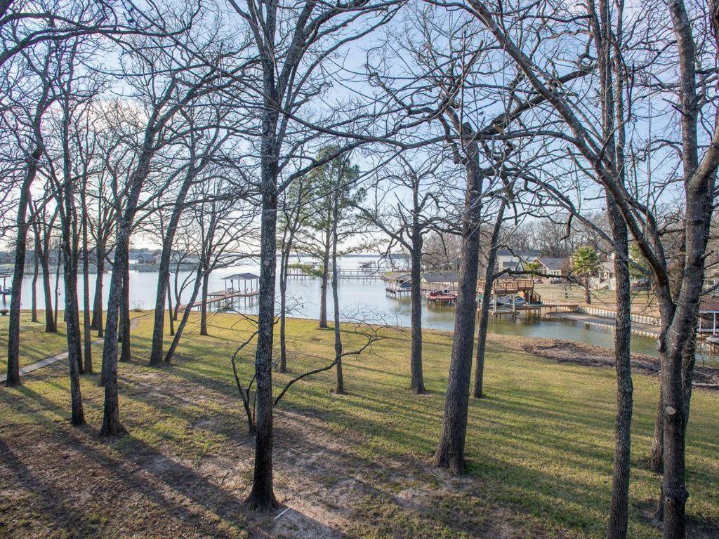 Porch Grove - Southern Charm at it's Finest on Cedar Creek Lake - image 6