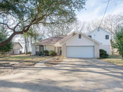 Porch Grove - Southern Charm at it's Finest on Cedar Creek Lake - image 7