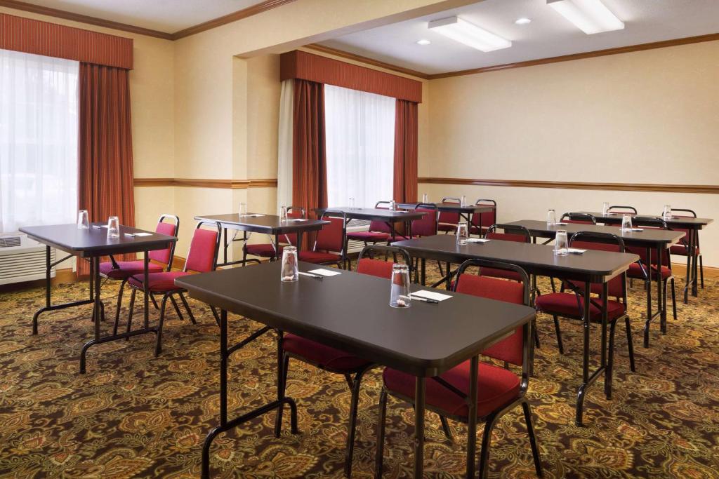 Country Inn & Suites by Radisson Macedonia OH - image 4