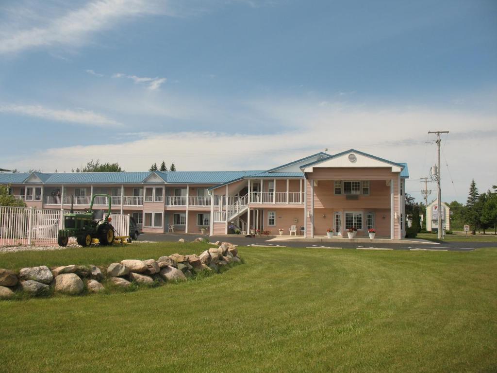 Great Lakes Inn Mackinaw City - main image