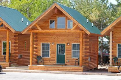 Cabins of Mackinaw & Lodge - image 10