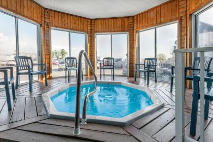 Ramada by Wyndham Mackinaw City Waterfront - image 11