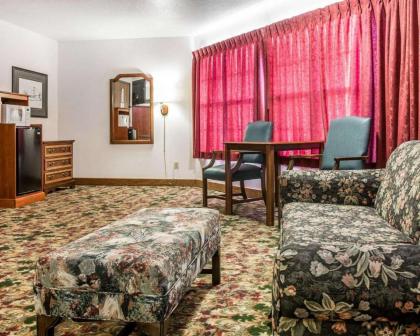 Mackinaw City Clarion Hotel Beachfront - image 2