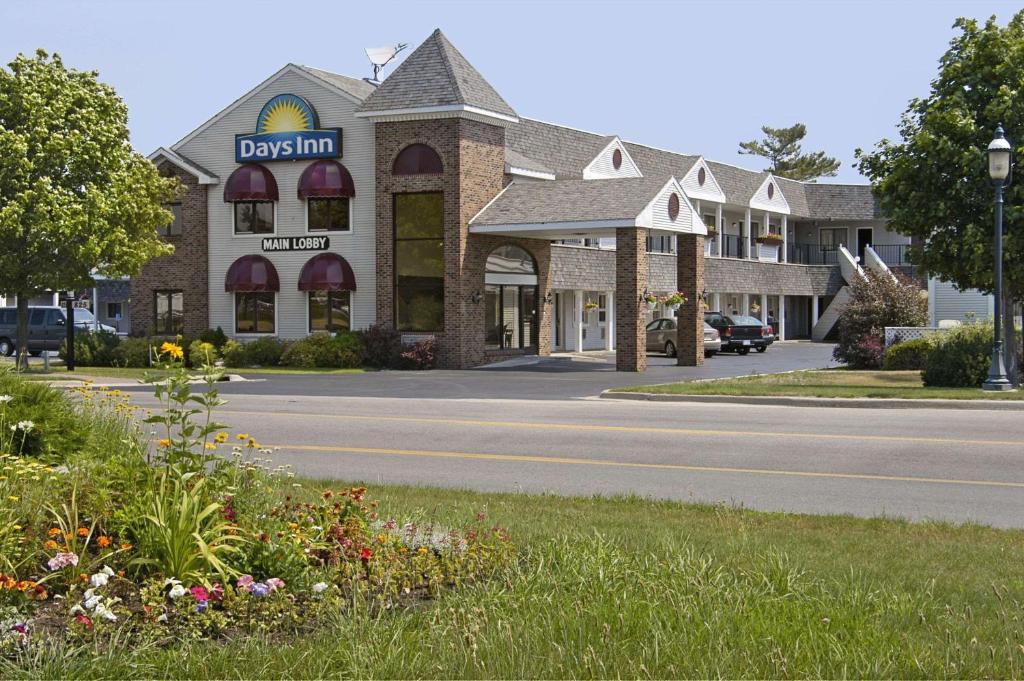 Days Inn by Wyndham Mackinaw City - Lakeview - main image