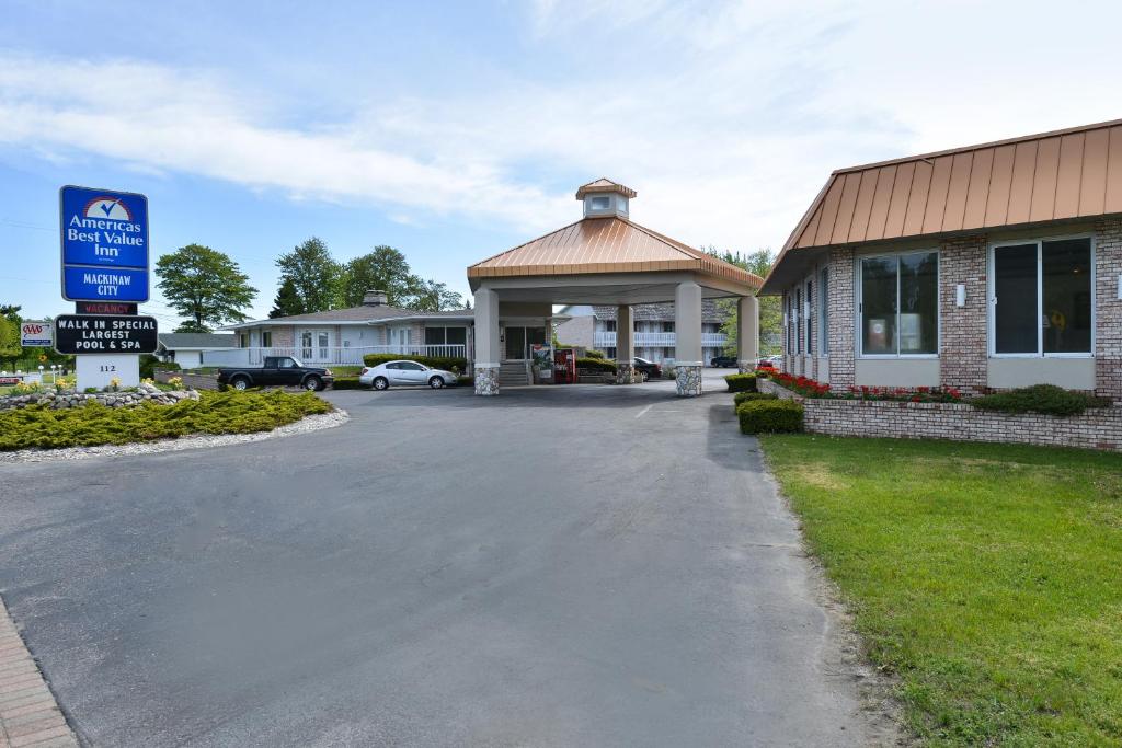 Americas Best Value Inn Mackinaw City - main image