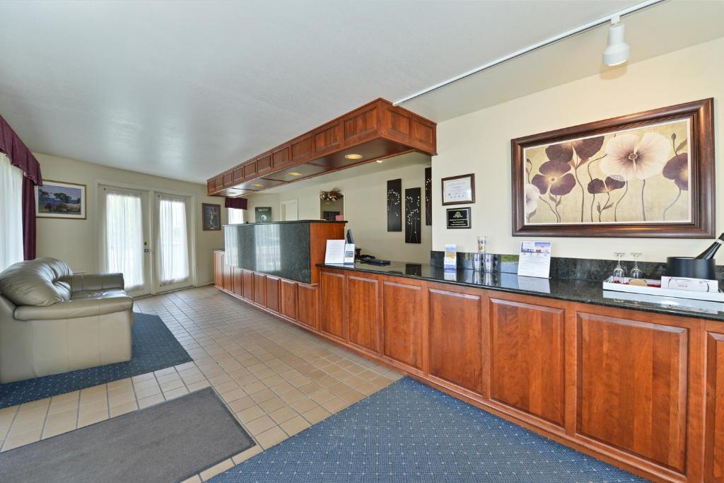 Americas Best Value Inn Mackinaw City - image 4