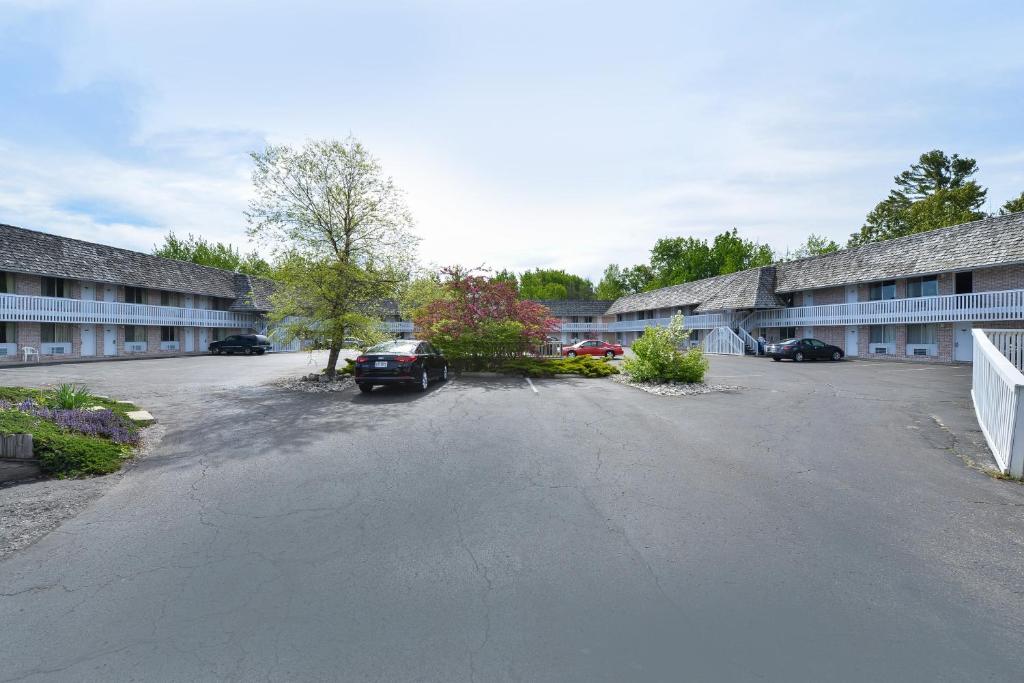 Americas Best Value Inn Mackinaw City - image 6