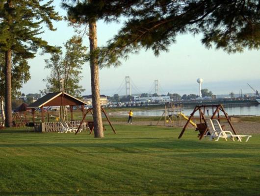 Waterfront Inn Mackinaw City - main image