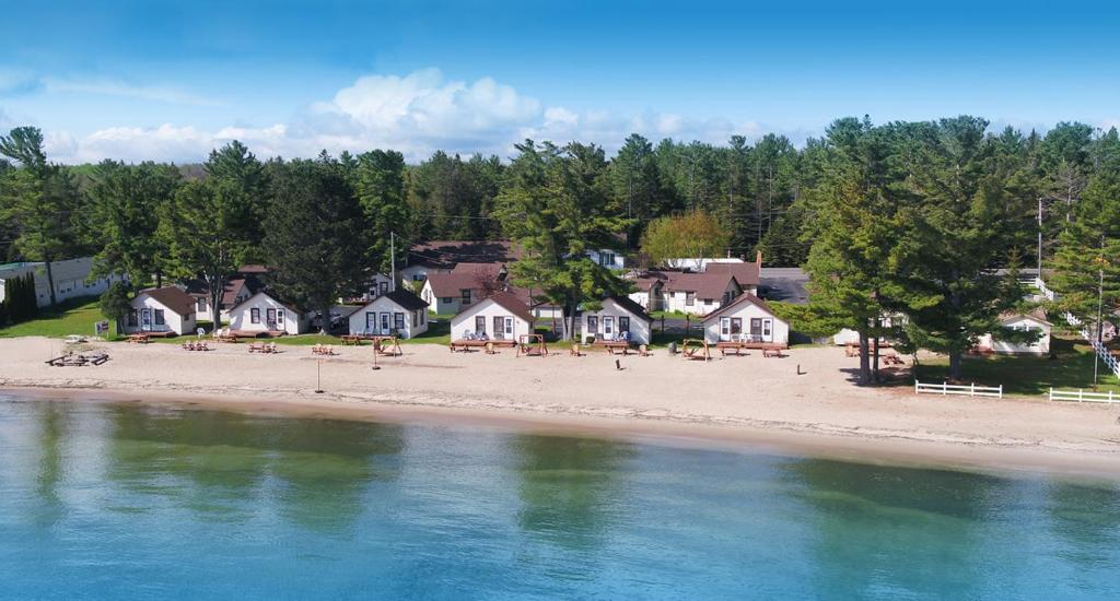 The Beach House Lakeside Cottages - main image