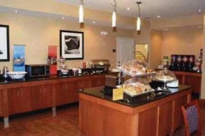 Hampton Inn Macomb - image 10