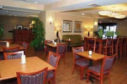 Hampton Inn Macomb - image 11