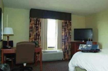 Hampton Inn Macomb - image 4