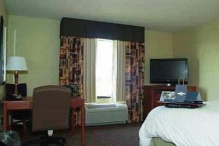 Hampton Inn Macomb - image 4