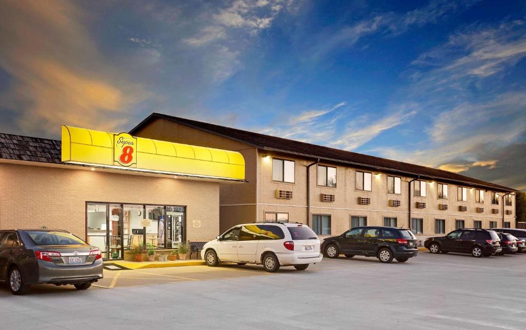 Super 8 by Wyndham Macomb - main image