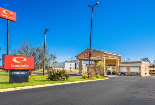 Econo Lodge Inn & Suites Macon - image 2