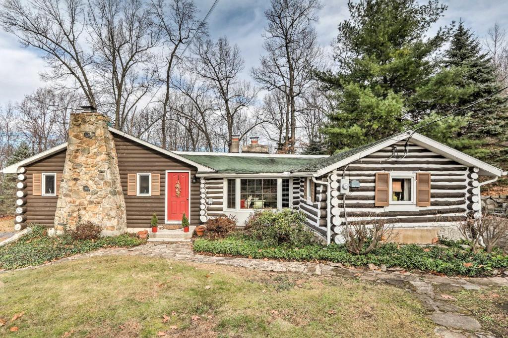 Macungie Cabin with Fireplace Near Bear Creek Skiing! - image 4