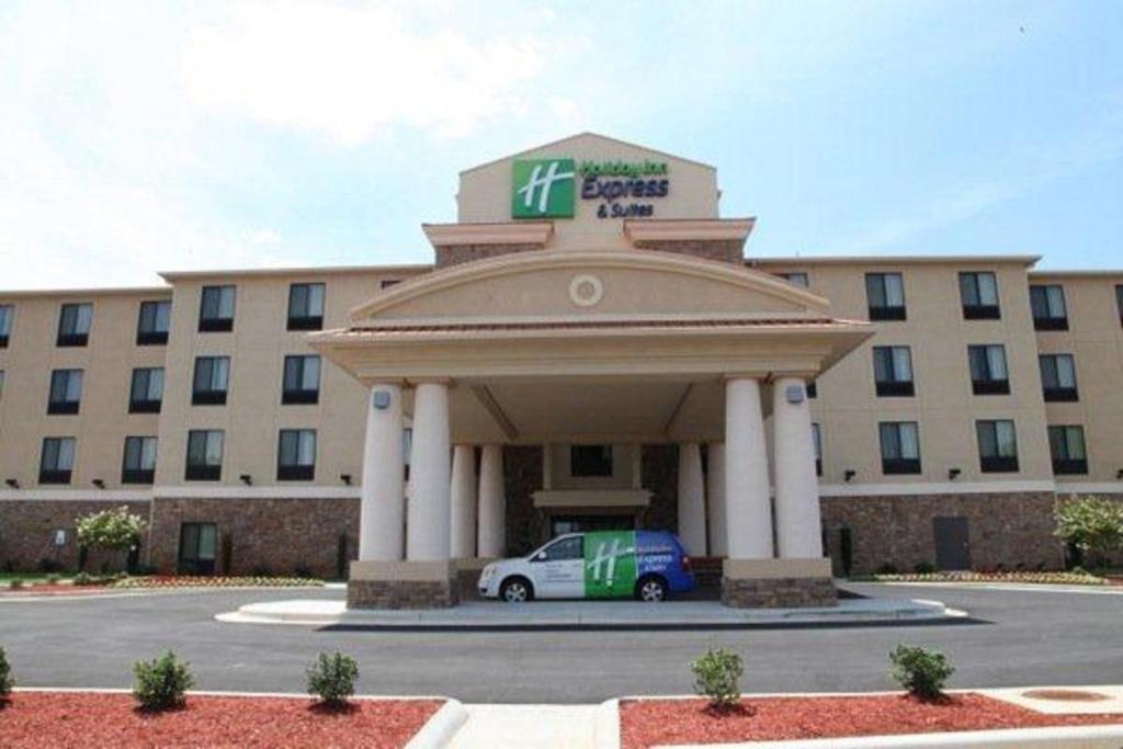 Holiday Inn Express & Suites - Huntsville Airport an IHG Hotel - main image