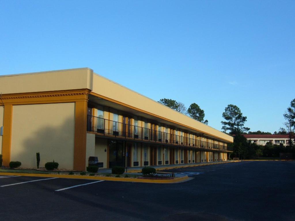 Days Inn by Wyndham Madison - image 5