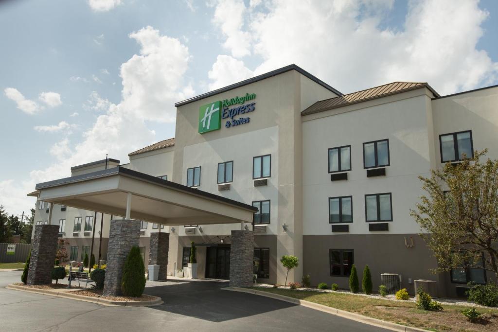 Holiday Inn Express Hotel & Suites Madison an IHG Hotel - main image