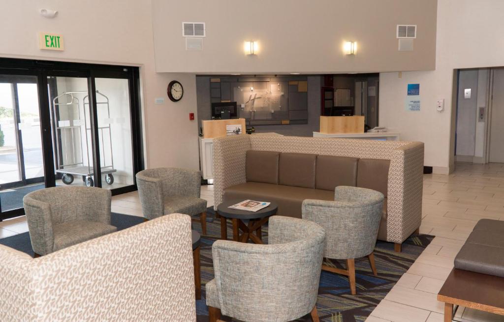 Holiday Inn Express Hotel & Suites Madison an IHG Hotel - image 6