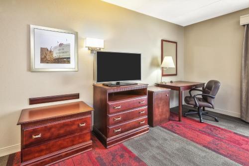 Hampton Inn & Suites Madison - West - image 3