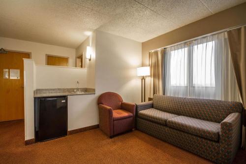 Comfort Inn & Suites Madison - Airport - image 3