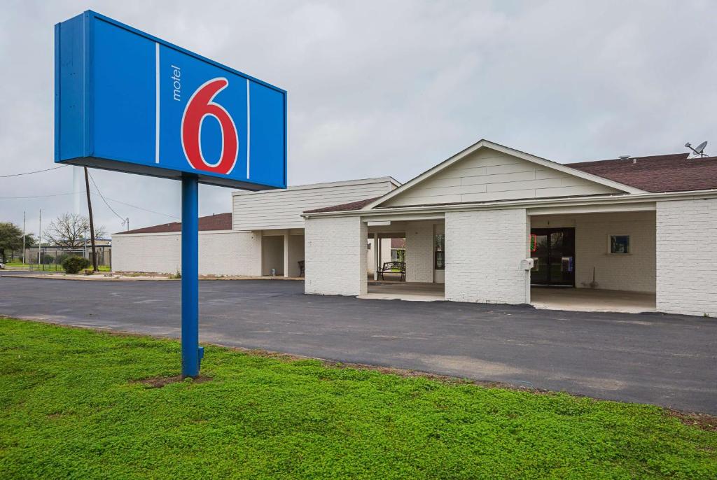 Motel 6-Madisonville TX - main image