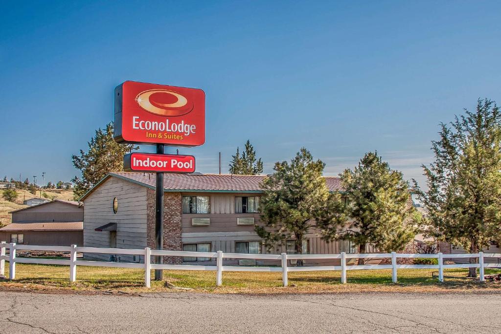 Econo Lodge Inn & Suites Madras Chateau Inn - main image