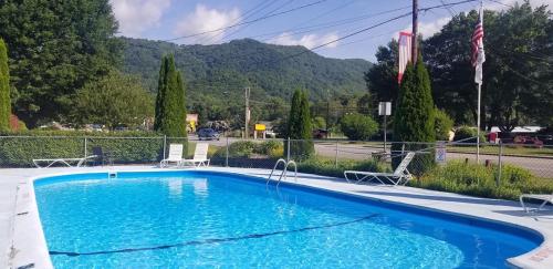 A Holiday Motel - Maggie Valley - image 3