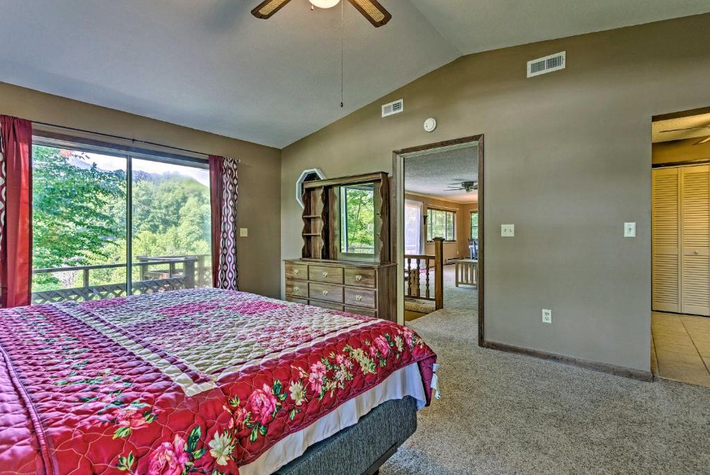 Mountain-View Maggie Valley House with Spacious Deck - image 7