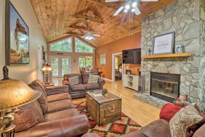 Cozy Rustic Red Cabin in Maggie Valley Club! - image 3