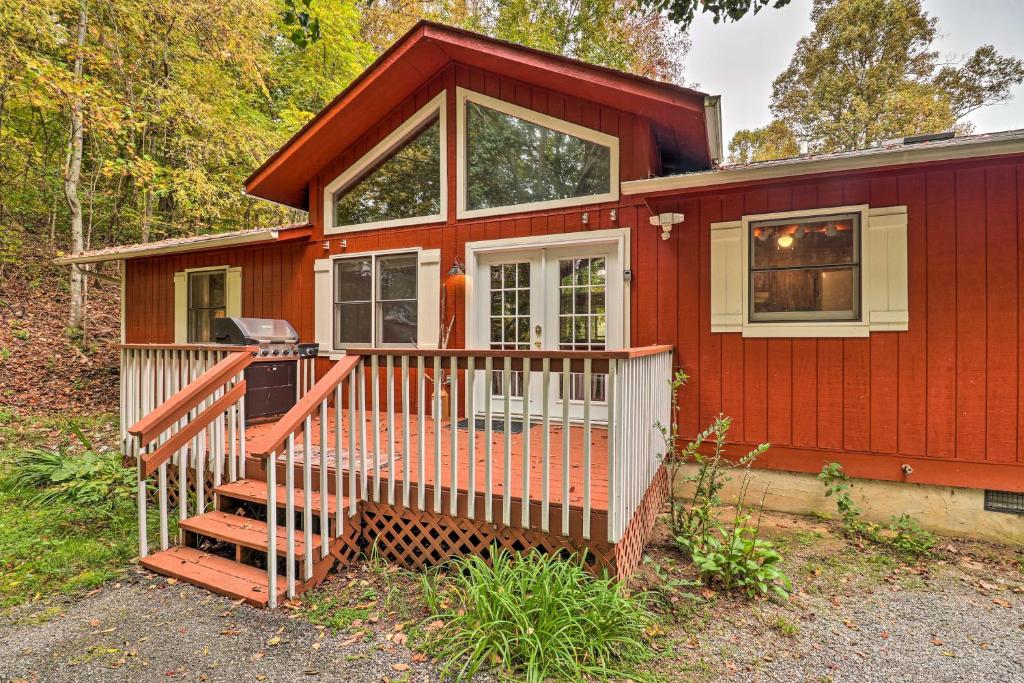 Cozy Rustic Red Cabin in Maggie Valley Club! - image 4