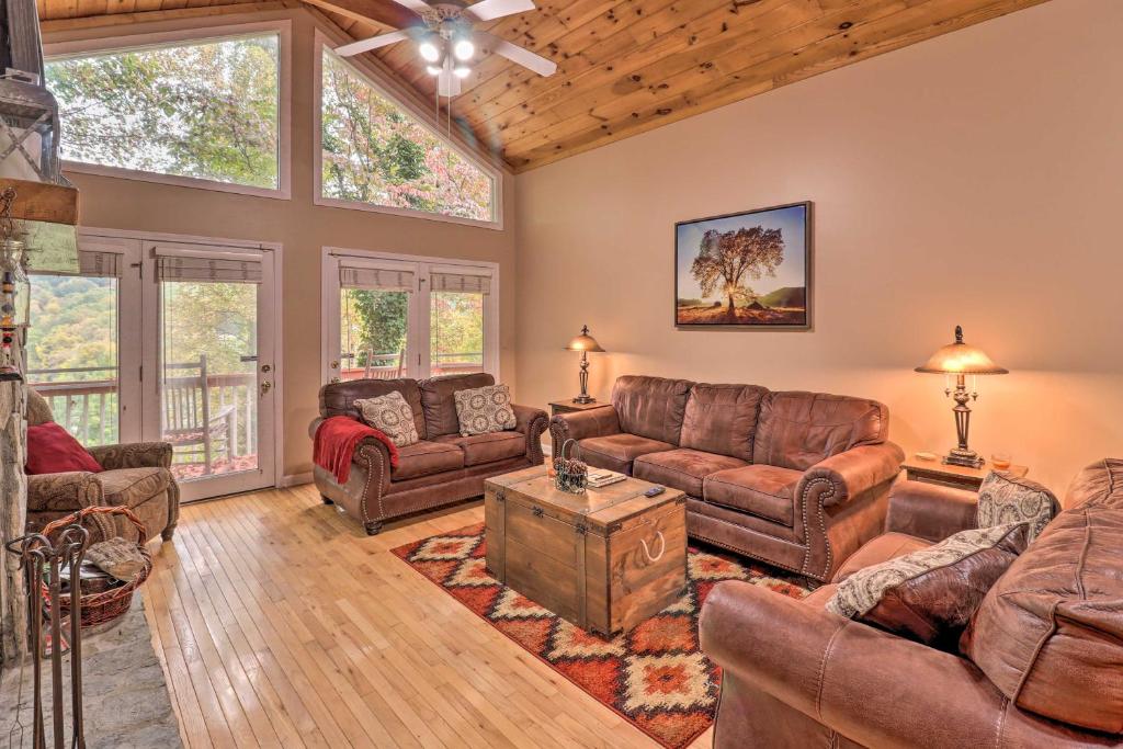 Cozy Rustic Red Cabin in Maggie Valley Club! - image 6