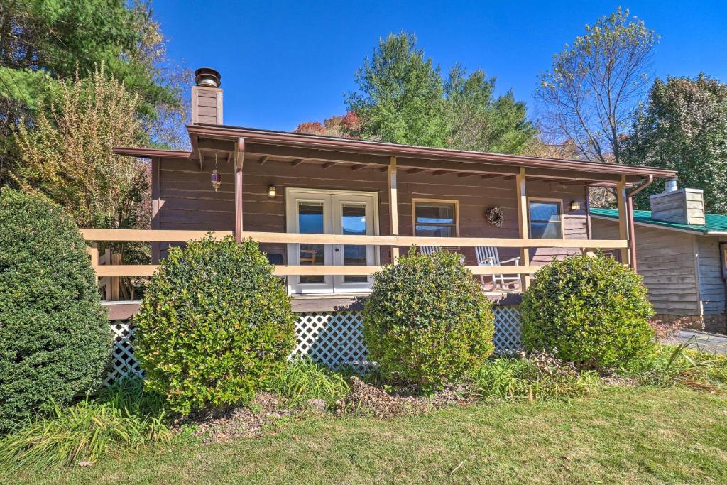 Quaint Maggie Valley Cabin with Mountain Views! - image 4