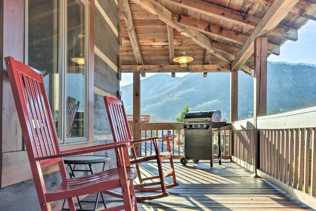 The Cabin at Marys Place with Mountain Views - main image