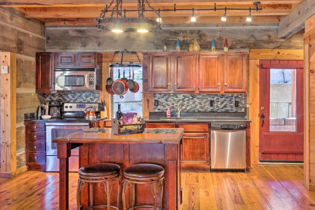 The Cabin at Marys Place with Mountain Views - image 5