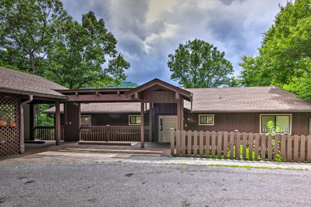 Spacious Mountain Home with Hot Tub and Views! - image 2